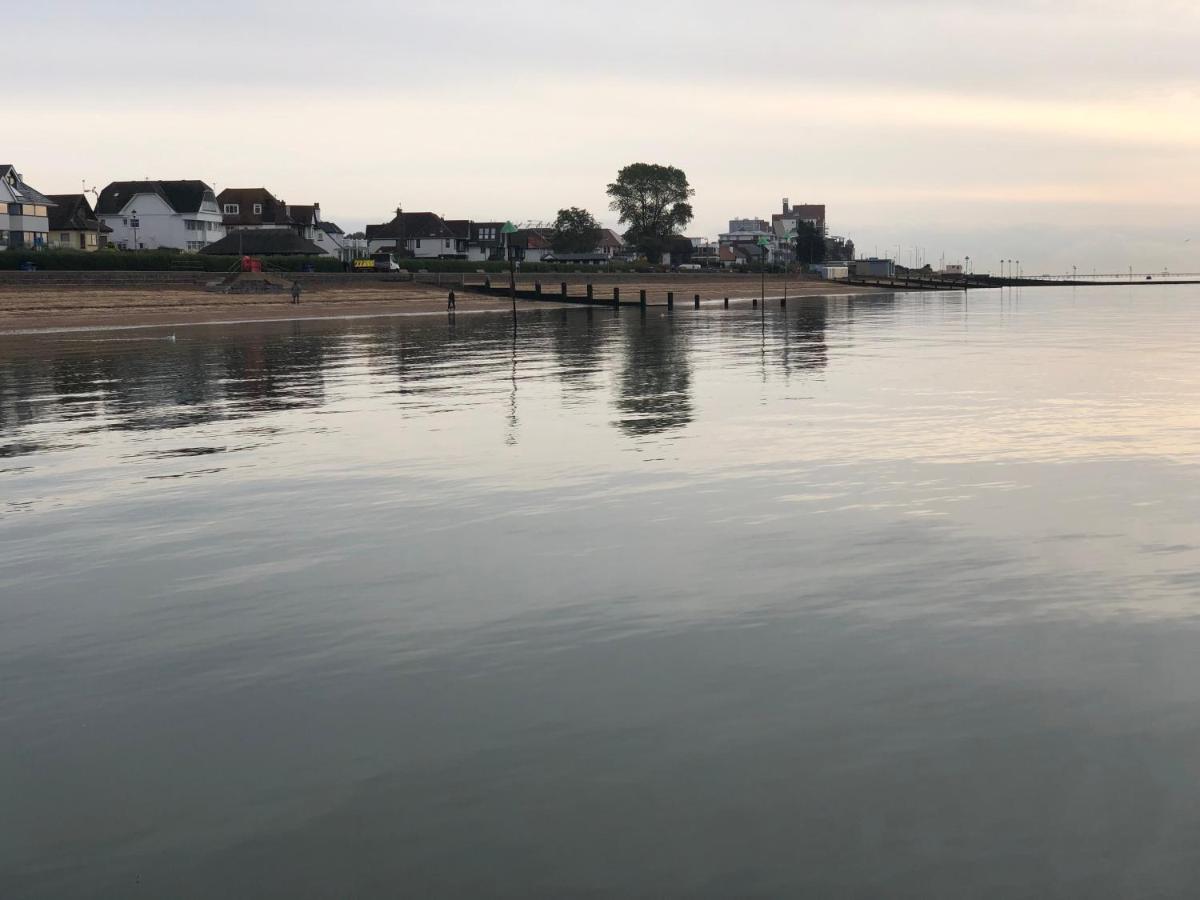5 Bedroom Beach Front Property Southend-on-Sea Exterior photo