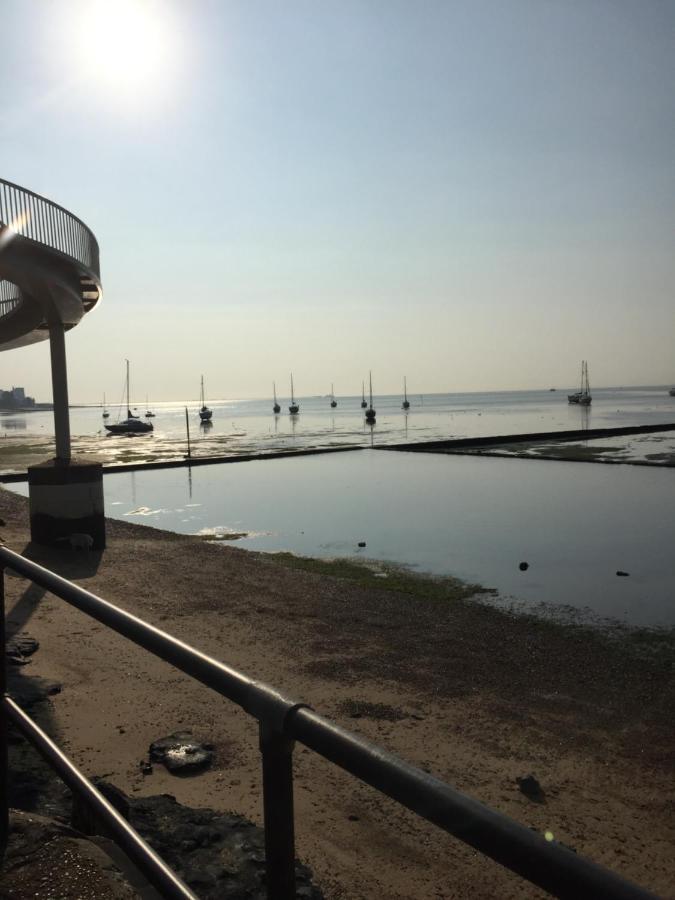5 Bedroom Beach Front Property Southend-on-Sea Exterior photo