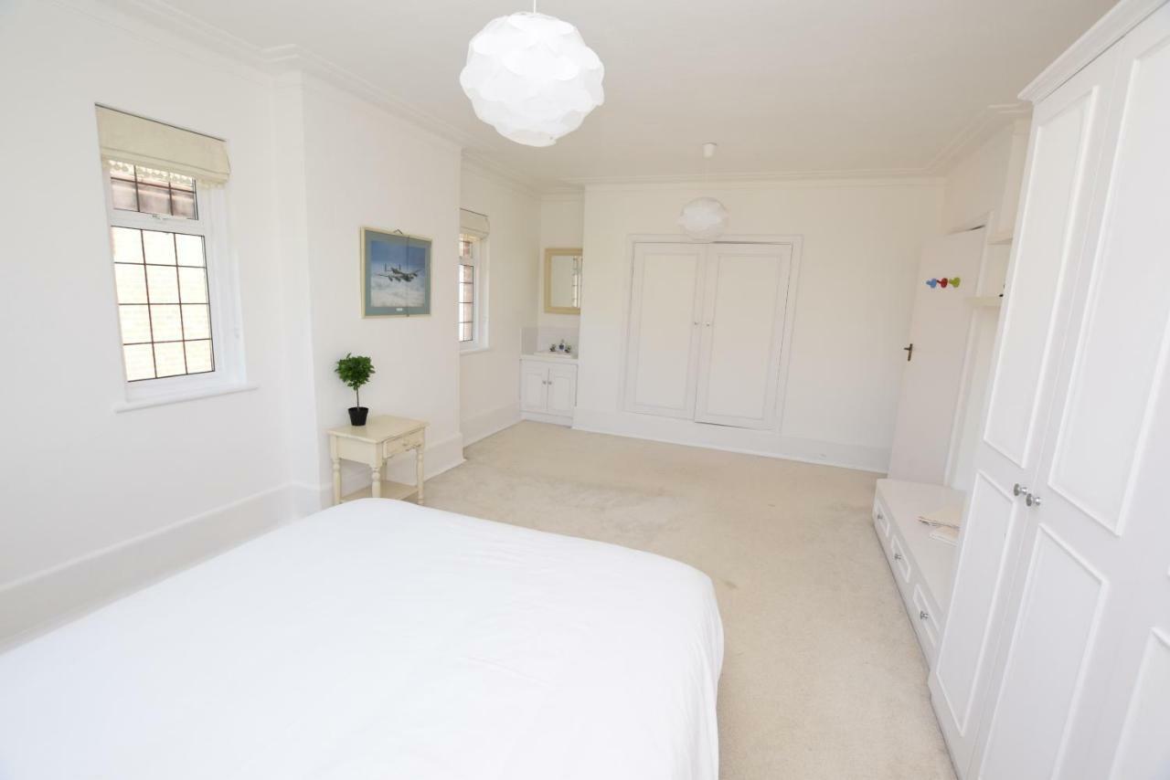 5 Bedroom Beach Front Property Southend-on-Sea Exterior photo
